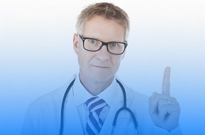 доктор смотрит в камеру доктор обращает внимание